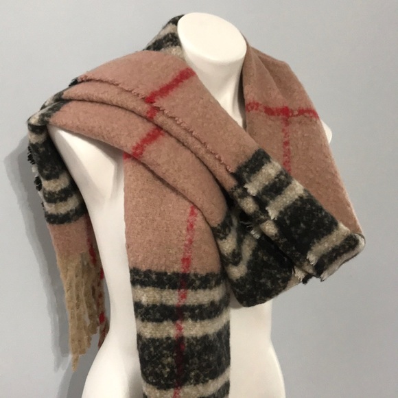 Pink plaid soft plush scarf with fringe - Picture 3 of 8